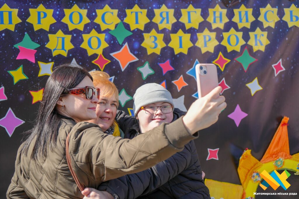 У Житомирі на Михайлівській відбулася благодійна акція «Шкарпетуйся!» до Всесвітнього дня людей із синдромом Дауна - Інформація. Джерело: Zhitomir-OnLine У Житомирі на Михайлівській відбулася благодійна акція «Шкарпетуйся!» до Всесвітнього дня людей із синдромом Дауна - фото №7