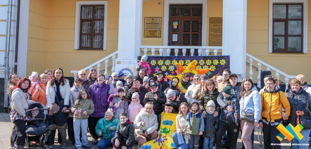 654950255_1228191186152753_7692422338838392372_n Учасники акції «Шкарпетуйся!» у Житомирі на фоні Музичної школи ім. Б. Лятошинського