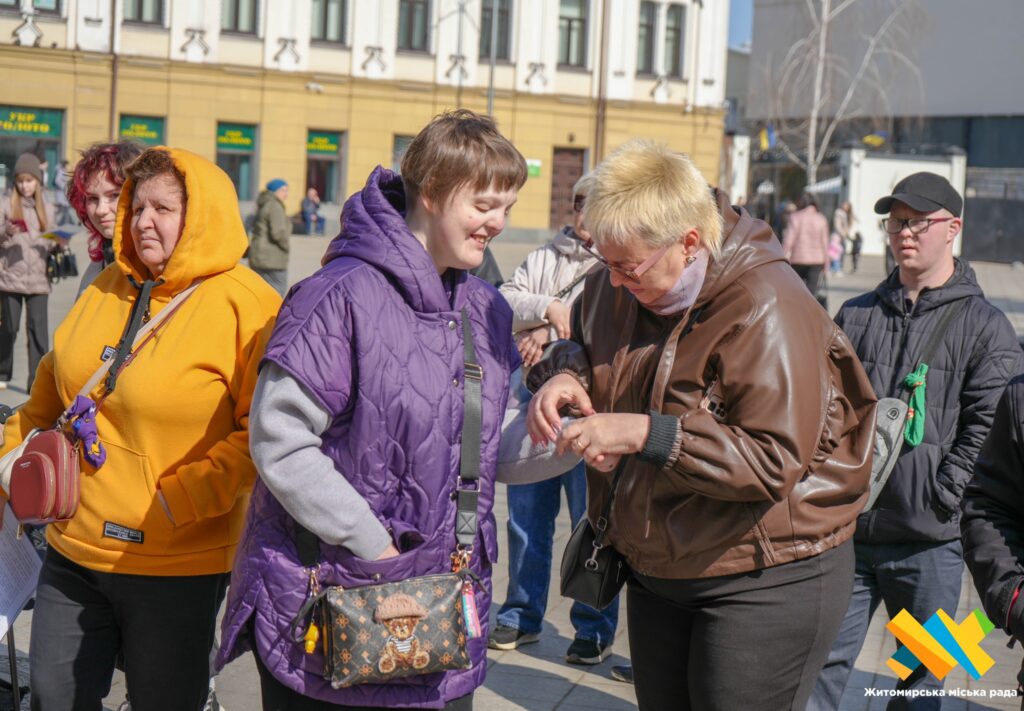 У Житомирі на Михайлівській відбулася благодійна акція «Шкарпетуйся!» до Всесвітнього дня людей із синдромом Дауна - Інформація. Джерело: Zhitomir-OnLine У Житомирі на Михайлівській відбулася благодійна акція «Шкарпетуйся!» до Всесвітнього дня людей із синдромом Дауна - фото №4