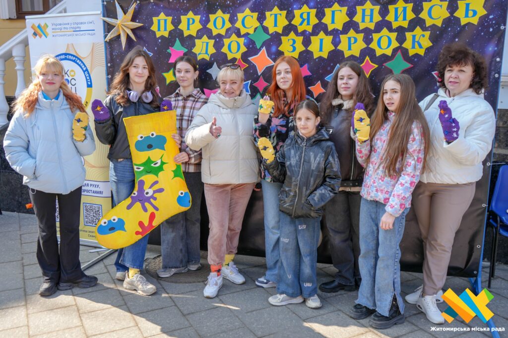 У Житомирі на Михайлівській відбулася благодійна акція «Шкарпетуйся!» до Всесвітнього дня людей із синдромом Дауна - Інформація. Джерело: Zhitomir-OnLine У Житомирі на Михайлівській відбулася благодійна акція «Шкарпетуйся!» до Всесвітнього дня людей із синдромом Дауна - фото №12