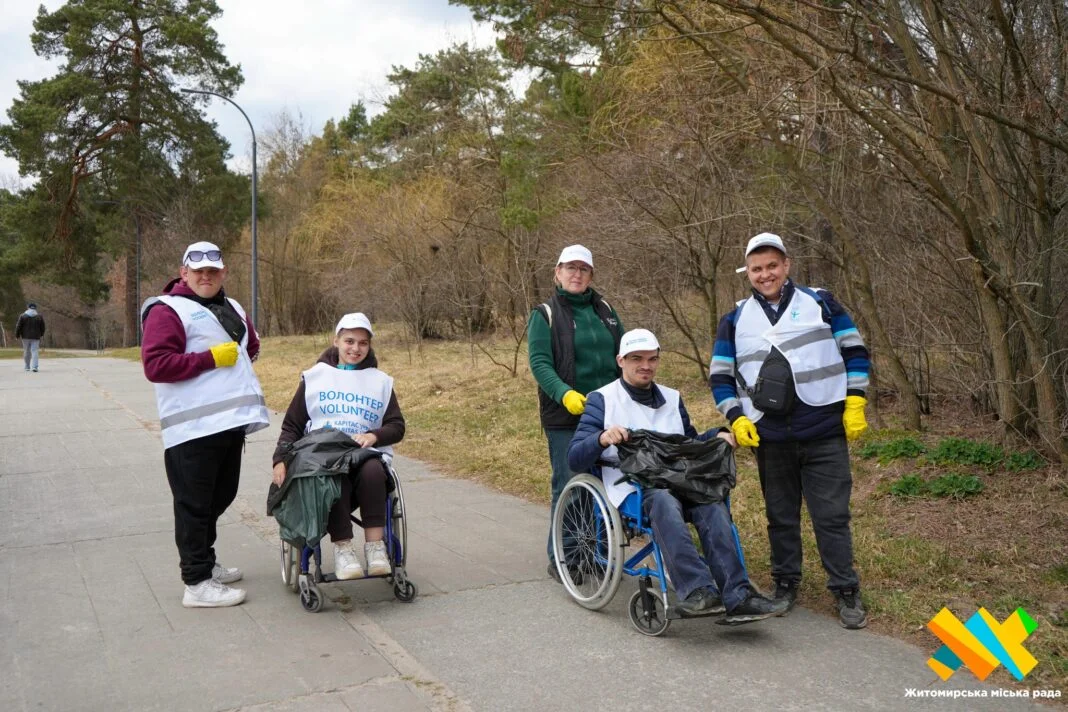 656907970_1233382175633654_5518896732047359747_n Волонтери Карітас Житомир, серед яких молодь на кріслах колісних, прибирають сміття у Гідропарку
