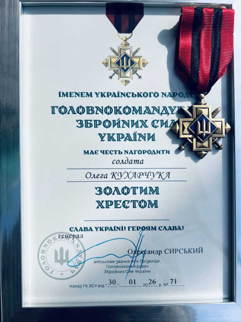 Захисник із Баранівщини Олег Кухарчук отримав «Золотий хрест» від Головнокомандувача ЗСУ - Події. Джерело: Zhitomir-OnLine Захисник із Баранівщини Олег Кухарчук отримав «Золотий хрест» від Головнокомандувача ЗСУ - фото №
