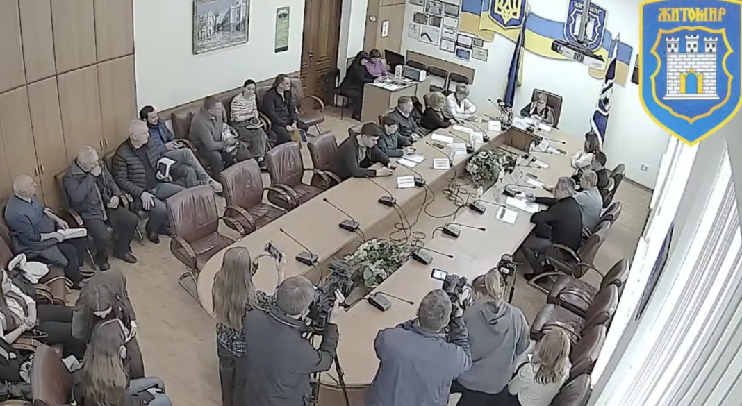 Позачергове засідання міськвиконкому у Житомирі 13 березня Зала засідань під час онлайн-трансляції позачергового виконавчого комітету Житомирської міської ради