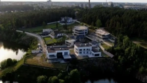 Елітні будинки та паркани на березі річки Тетерів у Житомирі біля провулка Річкового