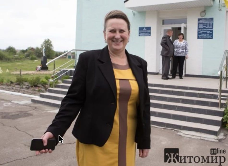 Валентина Ільницька та бюджетний скандал у Тетерівській ОТГ Сільська голова Тетерівської громади Валентина Ільницька на фоні будівлі сільради