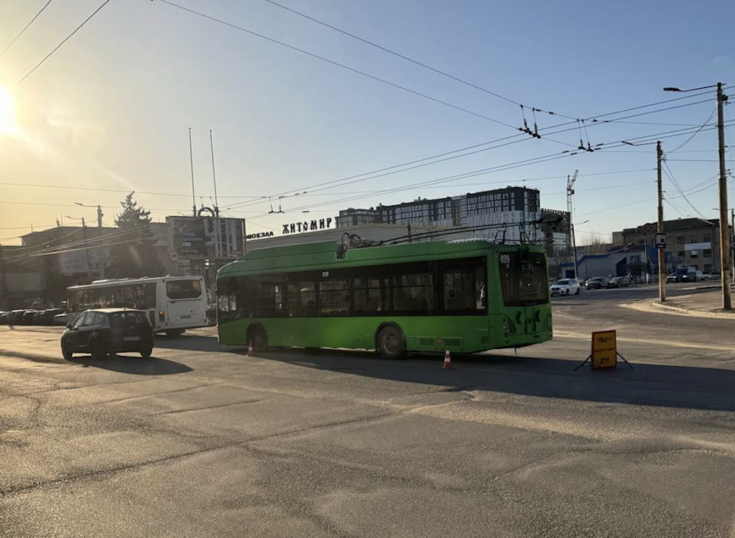 Зіткнення зеленого тролейбуса та білої маршрутки біля автовокзалу в Житомирі
