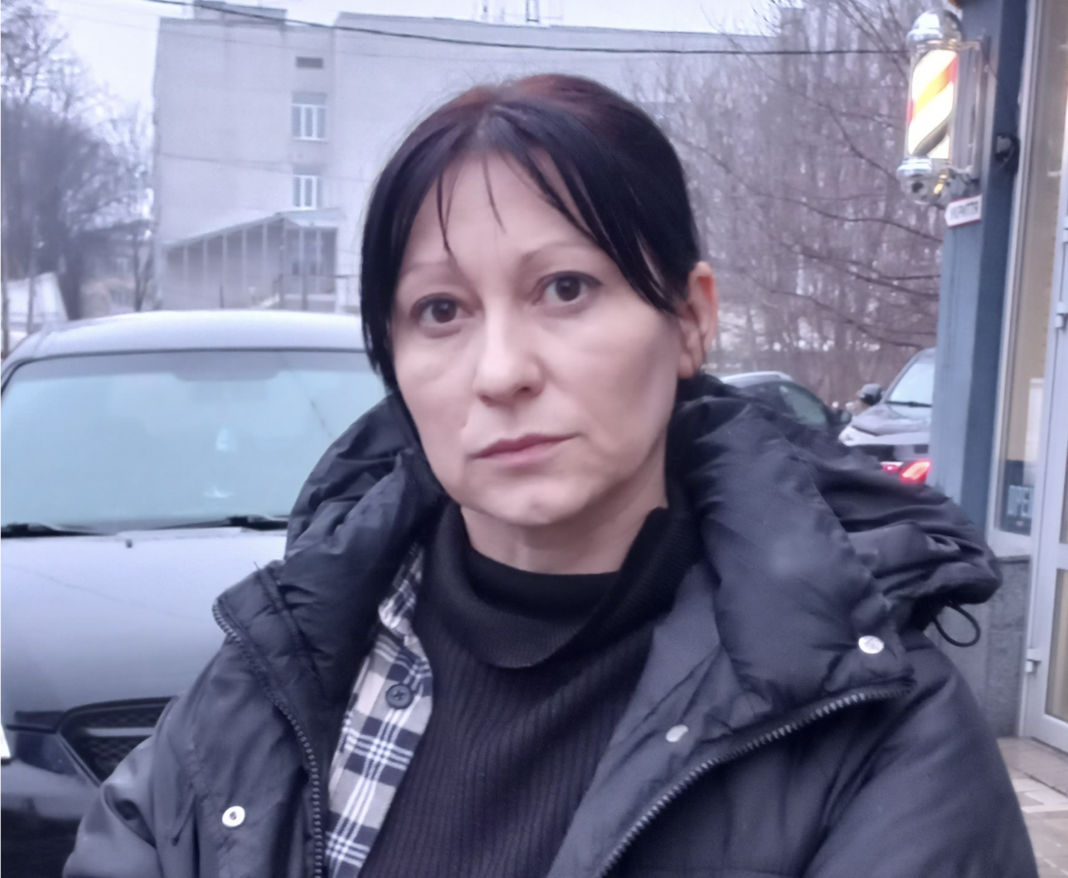 Тетяна Білан, мати побитої 14-річної дівчинки, на фоні вулиці в Житомирі