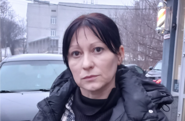 Тетяна Білан, мати побитої 14-річної дівчинки, на фоні вулиці в Житомирі
