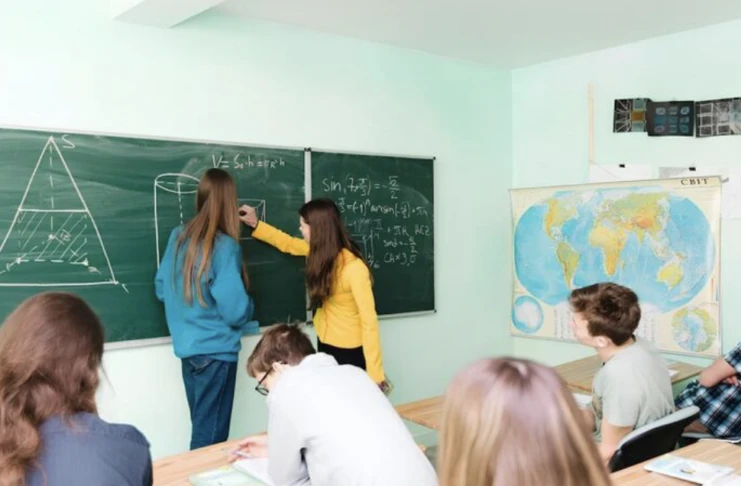 Учні ліцею у Житомирі розв'язують задачі з геометрії біля дошки