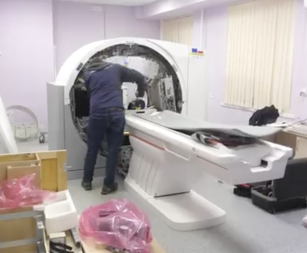 Інженер Siemens монтує нову деталь у комп'ютерний томограф в обласній лікарні Житомира