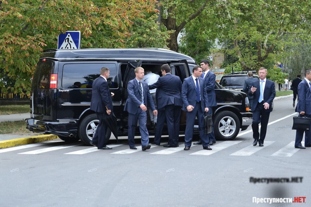 Чорний мікроавтобус Chevrolet Express кортежу Віктора Януковича під час поїздки 2012 року