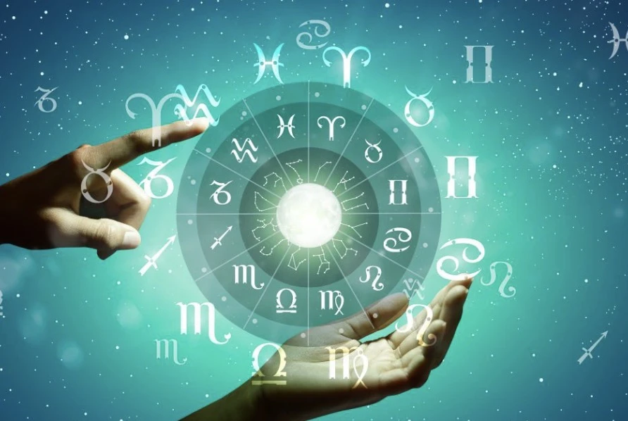Гороскоп на 19 березня 2026 року для всіх знаків Зодіаку Астрологічне колесо зі знаками Зодіаку на тлі нічного зоряного неба