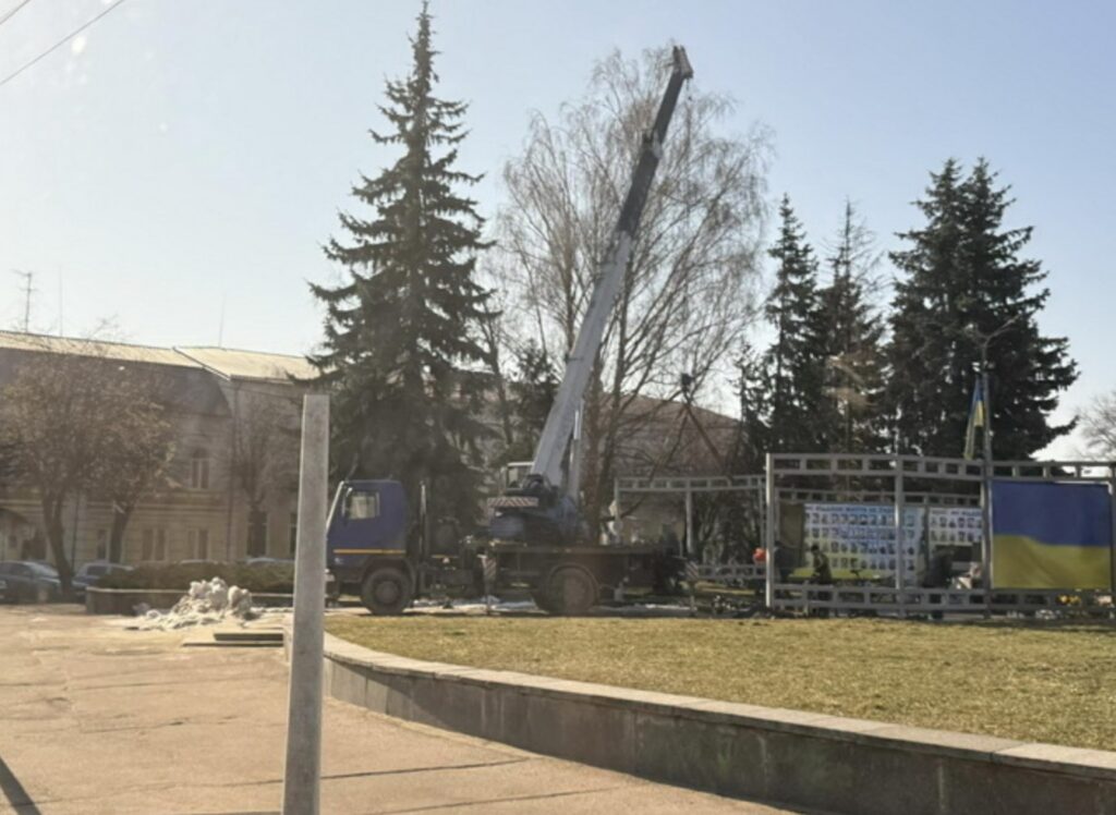 У центрі Житомира розширюють «Алею Героїв»: на майдані Корольова встановлюють нові стенди - Події. Джерело: Zhitomir-OnLine У центрі Житомира розширюють «Алею Героїв»: на майдані Корольова встановлюють нові стенди - фото №