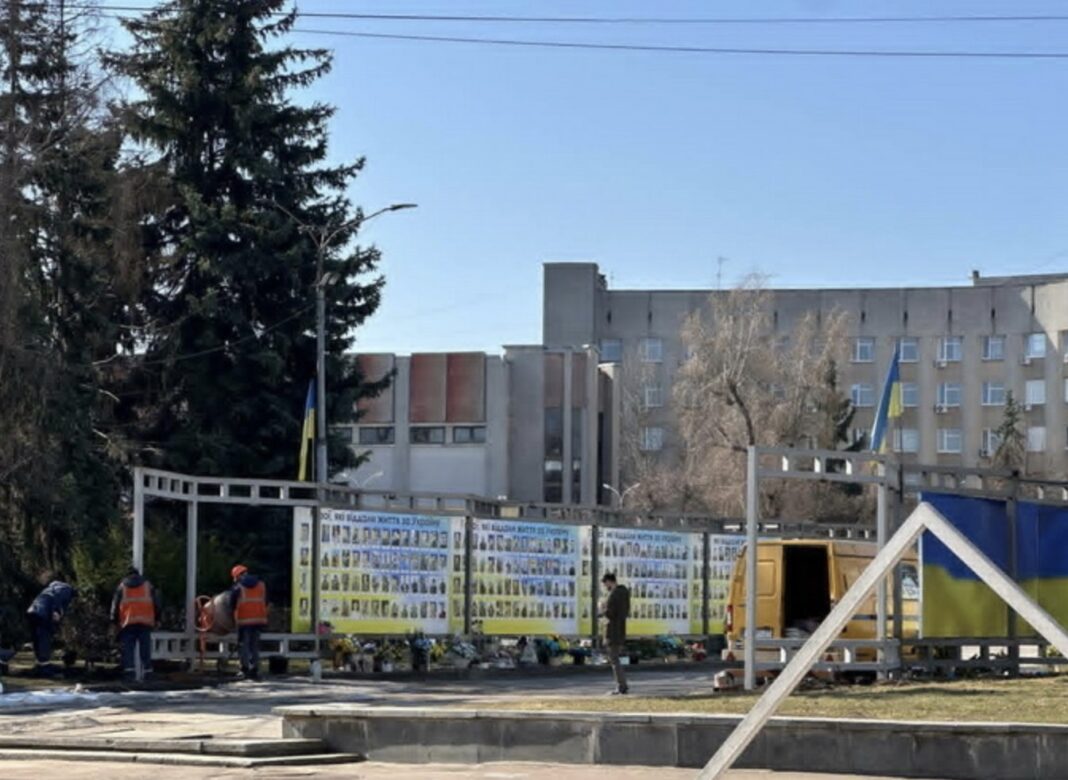 Розширення Алеї Героїв у Житомирі, березень 2026 Процес монтажу нових меморіальних стендів на майдані Корольова у Житомирі