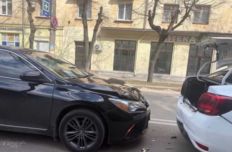 Наслідки зіткнення Toyota та таксі Bolt на фоні ЖК «Бульвар» у Житомирі