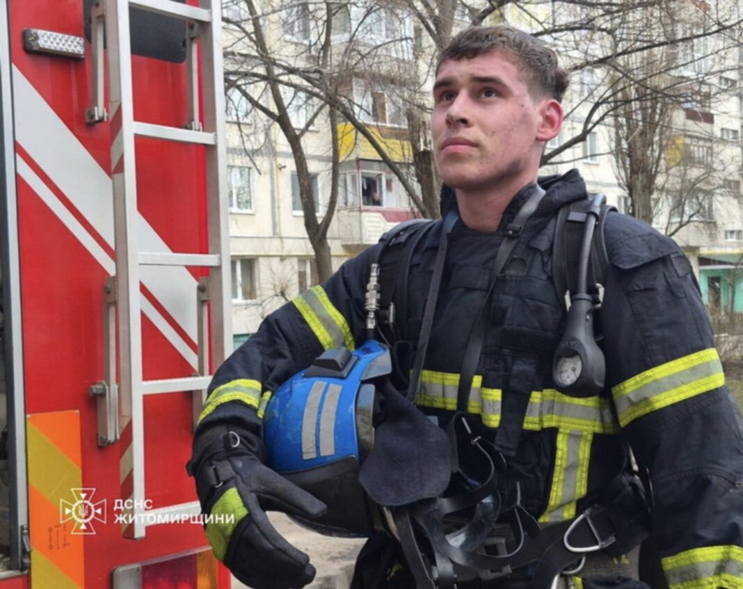 Screenshot Робота ДСНС біля вікна квартири на третьому поверсі під час пожежі у Житомирі