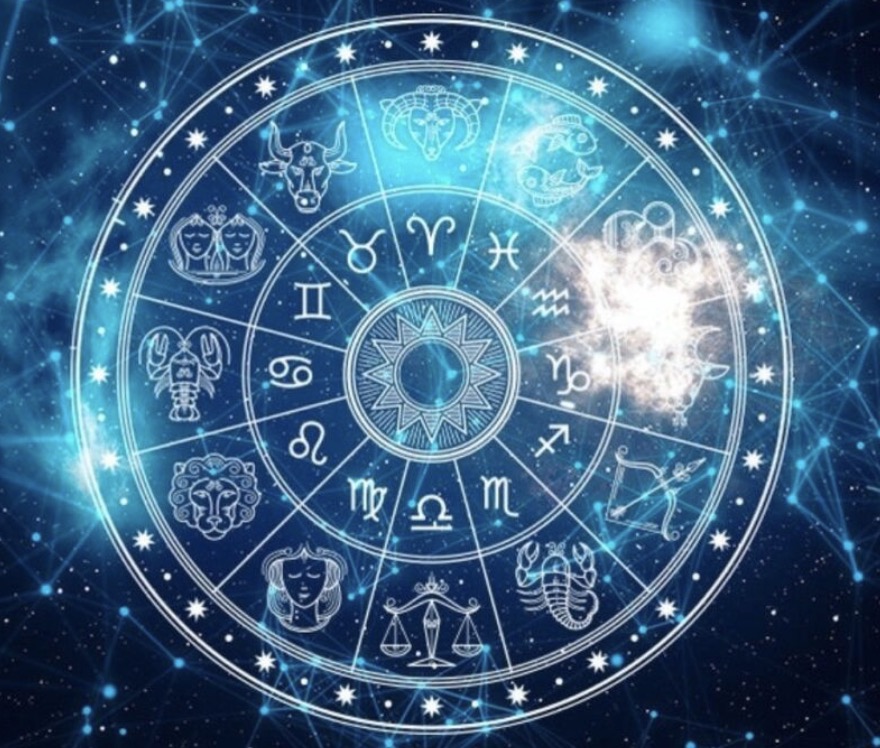 Screenshot Детальне синє зодіакальне коло з символами всіх знаків Зодіаку та яскравими спалахами зірок