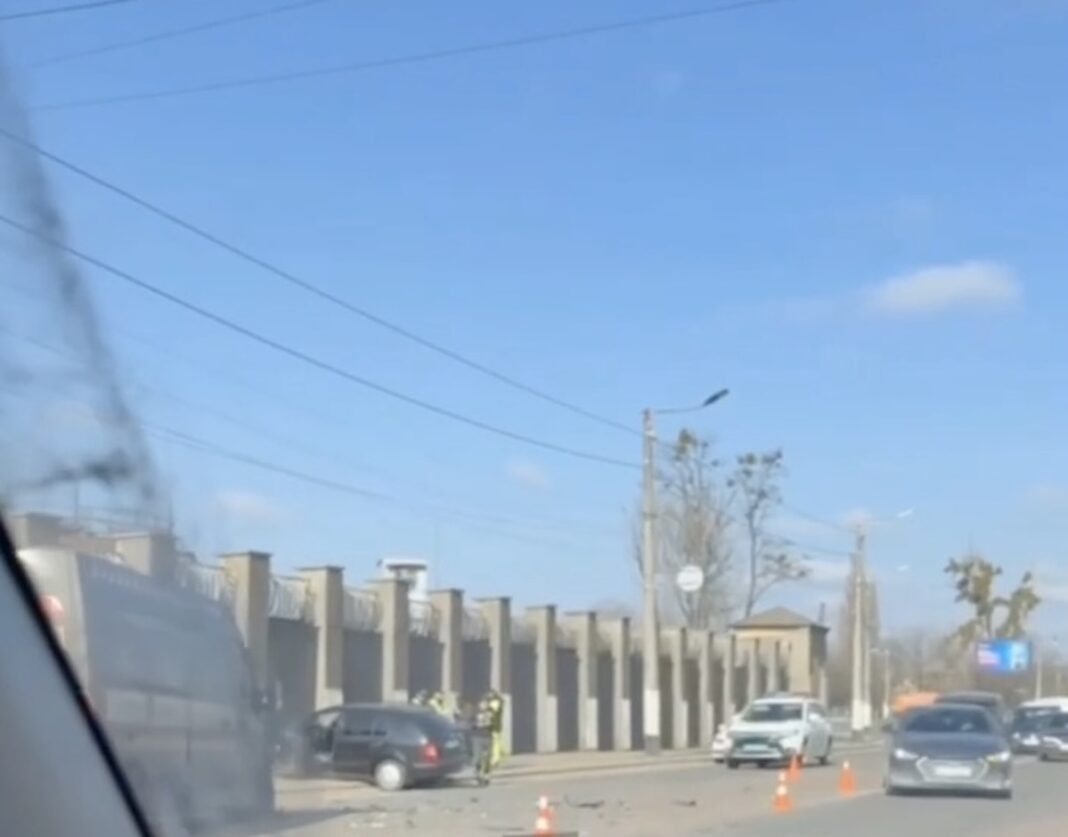 Аварія на проспекті Незалежності у Житомирі Наслідки ДТП на проспекті Незалежності у Житомирі за участю темного легковика