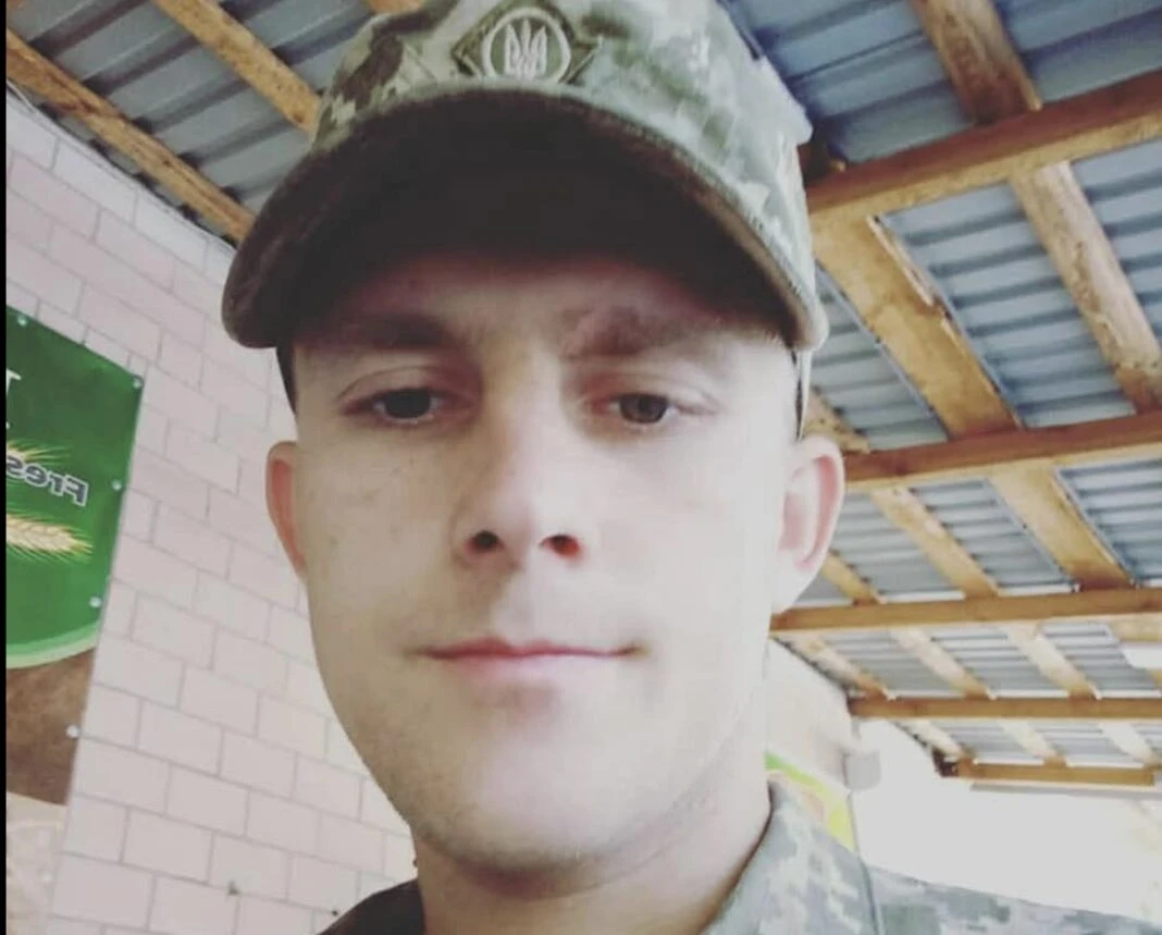 Захисник Ігор Муха у військовій формі ЗСУ дивляться в камеру