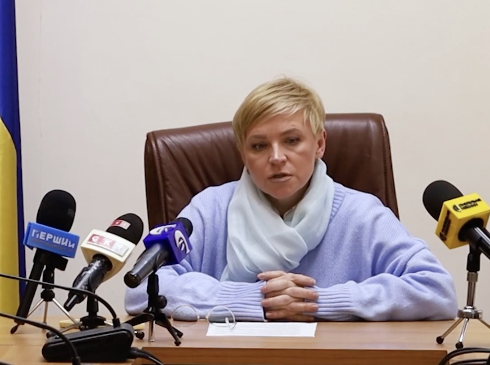 Брифінг щодо зміни керівництва Центру захисту тварин у Житомирі Заступниця мера Житомира Марія Місюрова за столом перед мікрофонами журналістів