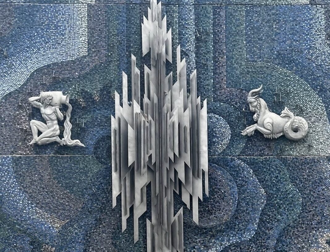 Деталь унікальної синьої мозаїки на фасаді кінотеатру «Космос» у Житомирі із зображенням знаків зодіаку