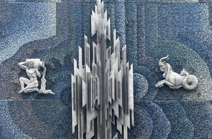 Деталь унікальної синьої мозаїки на фасаді кінотеатру «Космос» у Житомирі із зображенням знаків зодіаку