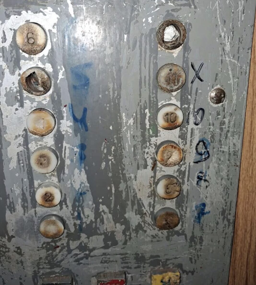 Панель з кнопками всередині ліфта: випалені, брудні та розбиті кнопки поверхів