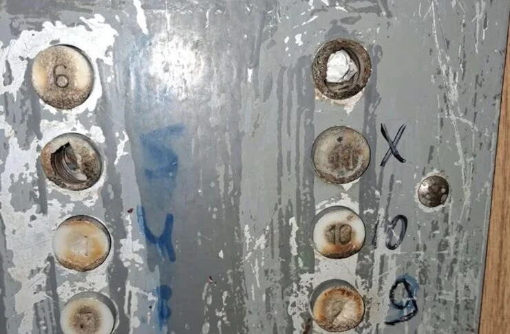 Панель з кнопками всередині ліфта: випалені, брудні та розбиті кнопки поверхів