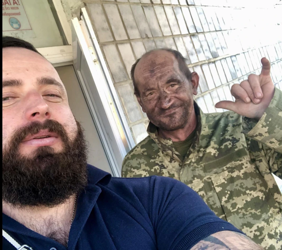 Дмитрій Хмелюк про мобілізацію Сергія Дацюка на Житомирщині Дмитрій Хмелюк та мобілізований Сергій Дацюк «Вухо» під час підготовки БЗВП