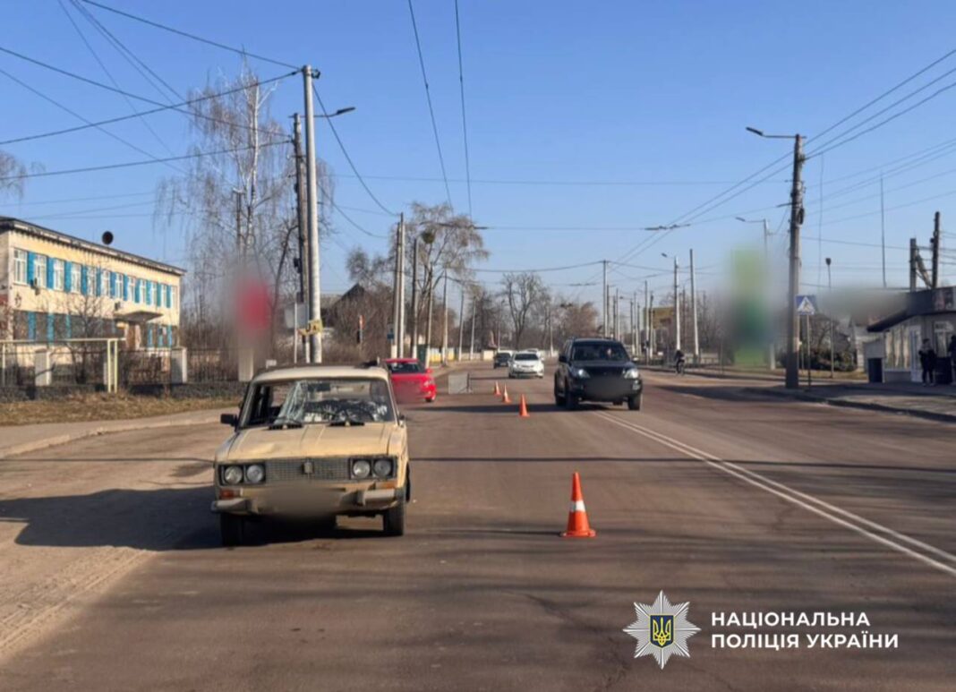 Наїзд на пішохода на Покровській у Житомирі 14 березня Автомобіль ВАЗ на місці ДТП на вулиці Покровській у Житомирі