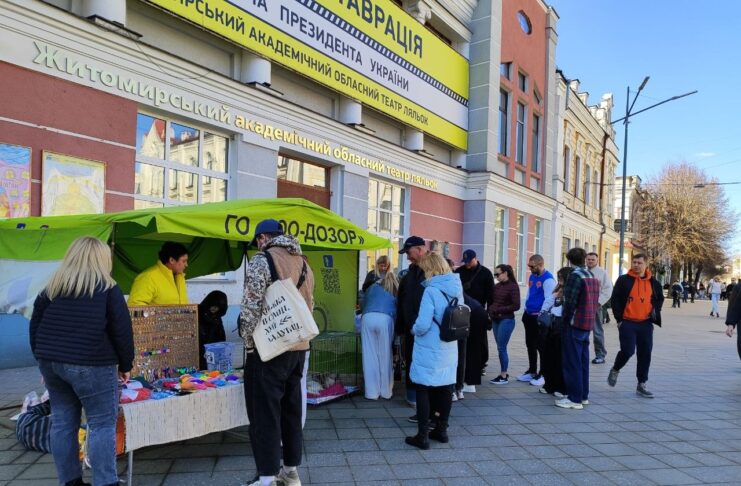 Волонтерський намет ГО Зоо-Дозор на пішохідній вулиці Михайлівській у Житомирі