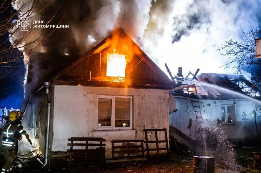 Рятувальники ДСНС ліквідовують пожежу в приватному будинку в Житомирі
