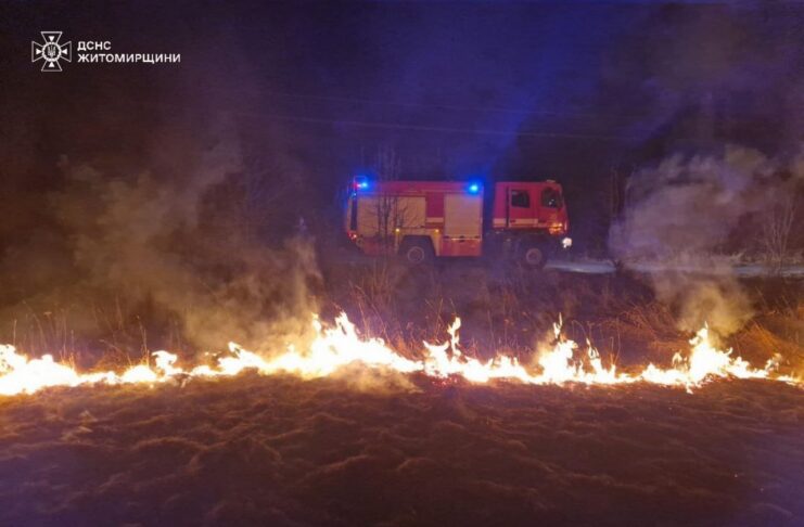 Пожежний автомобіль ДСНС Житомирщини на гасінні сухої трави вночі