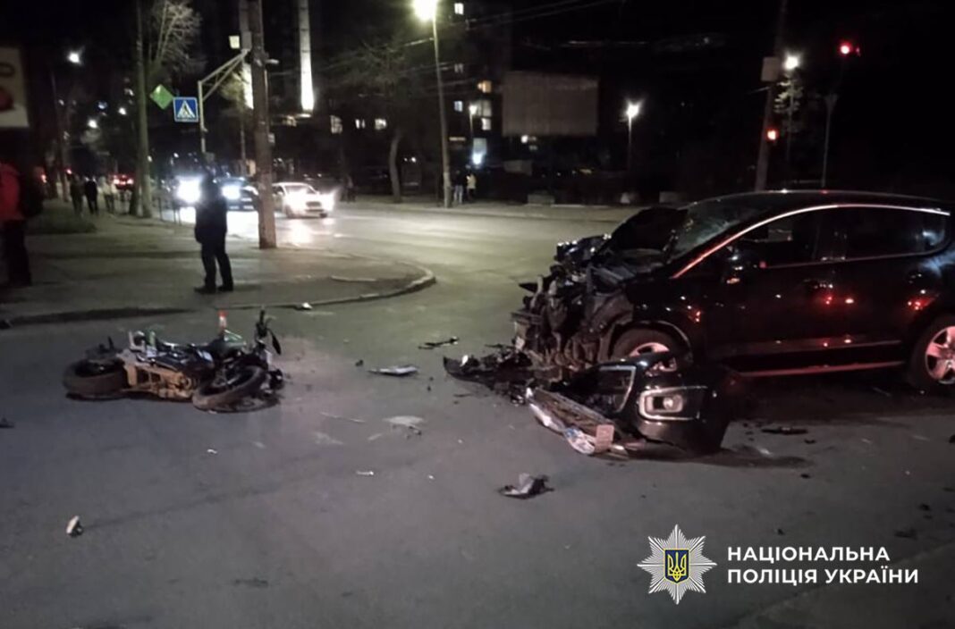 photo_2026-03-29 10.35.06 ДТП на перехресті Перемоги-Домбровського у Житомирі — зіткнення мотоцикла та Peugeot