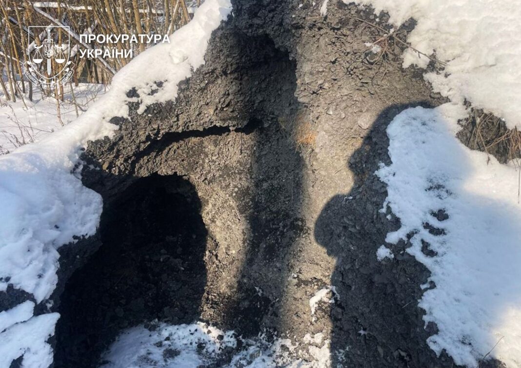 Купа неякісного вугілля, закупленого для освітніх закладів Житомирщини, вкрита снігом