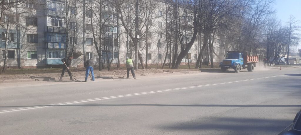 Весняне прибирання у Звягелі: комунальні служби працюють у посиленому режимі - Інформація. Джерело: Zhitomir-OnLine Весняне прибирання у Звягелі: комунальні служби працюють у посиленому режимі - фото №