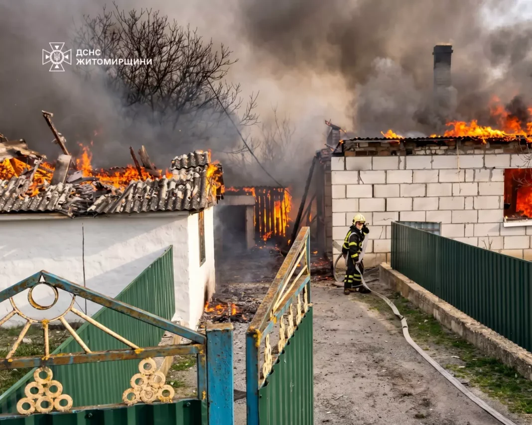 У селі на Житомирщині пожежа знищила дахи житлового будинку та господарчої споруди