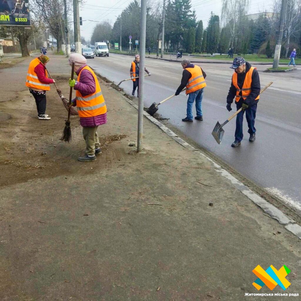 Генеральне прибирання Житомира: комунальники миють зупинки, вивозять пісок та фарбують опори - Події. Джерело: Zhitomir-OnLine Генеральне прибирання Житомира: комунальники миють зупинки, вивозять пісок та фарбують опори - фото №6