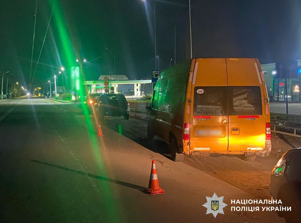 На Параджанова в Житомирі бус збив чоловіка: потерпілого госпіталізували - Події. Джерело: Zhitomir-OnLine На Параджанова в Житомирі бус збив чоловіка: потерпілого госпіталізували - фото №