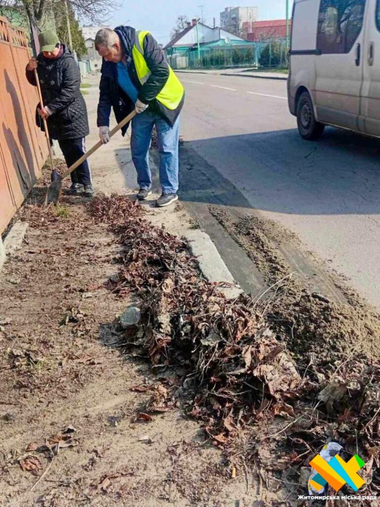 Генеральне прибирання Житомира: комунальники миють зупинки, вивозять пісок та фарбують опори - Події. Джерело: Zhitomir-OnLine Генеральне прибирання Житомира: комунальники миють зупинки, вивозять пісок та фарбують опори - фото №8