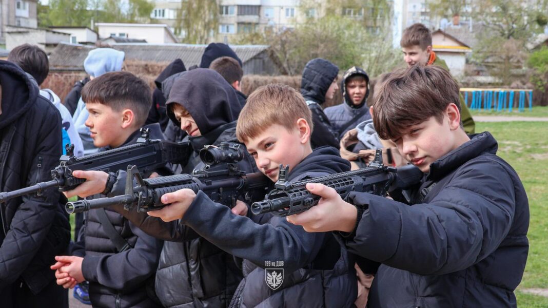 Житомирські десантники завітали до ліцею №19: показали зброю та розповіли про міни