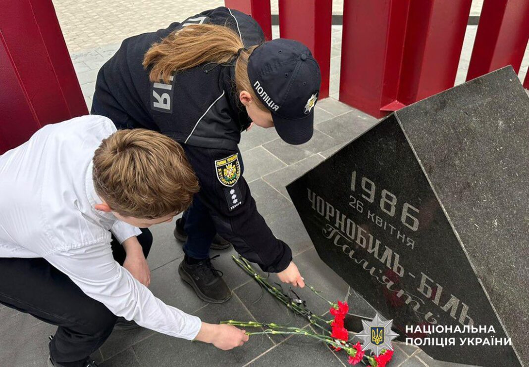 У Звягелі поліцейські та ліцеїсти разом вшанували пам'ять жертв Чорнобильської катастрофи