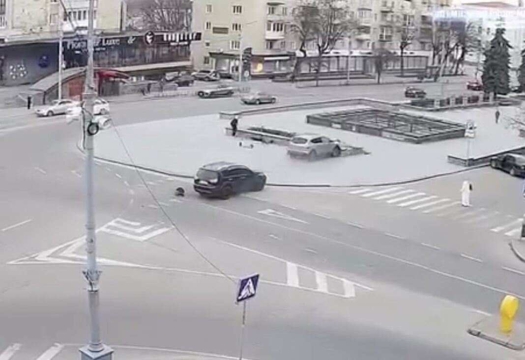 Момент дорожньо-транспортної пригоди у центрі Житомира Кадр з камери відеоспостереження: чорний позашляховик та світле авто після зіткнення на площі у Житомирі.