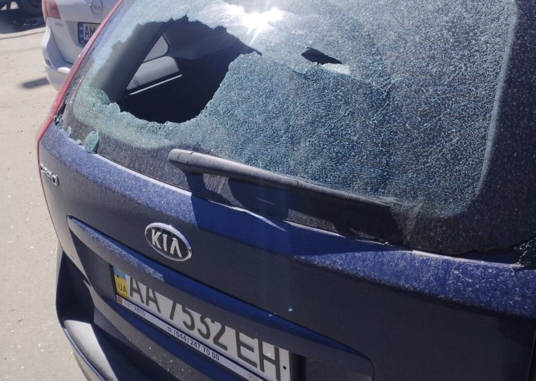 Наслідки вандалізму на вулиці Вітрука Розбите заднє скло темно-синього автомобіля Kia Ceed на парковці у Житомирі