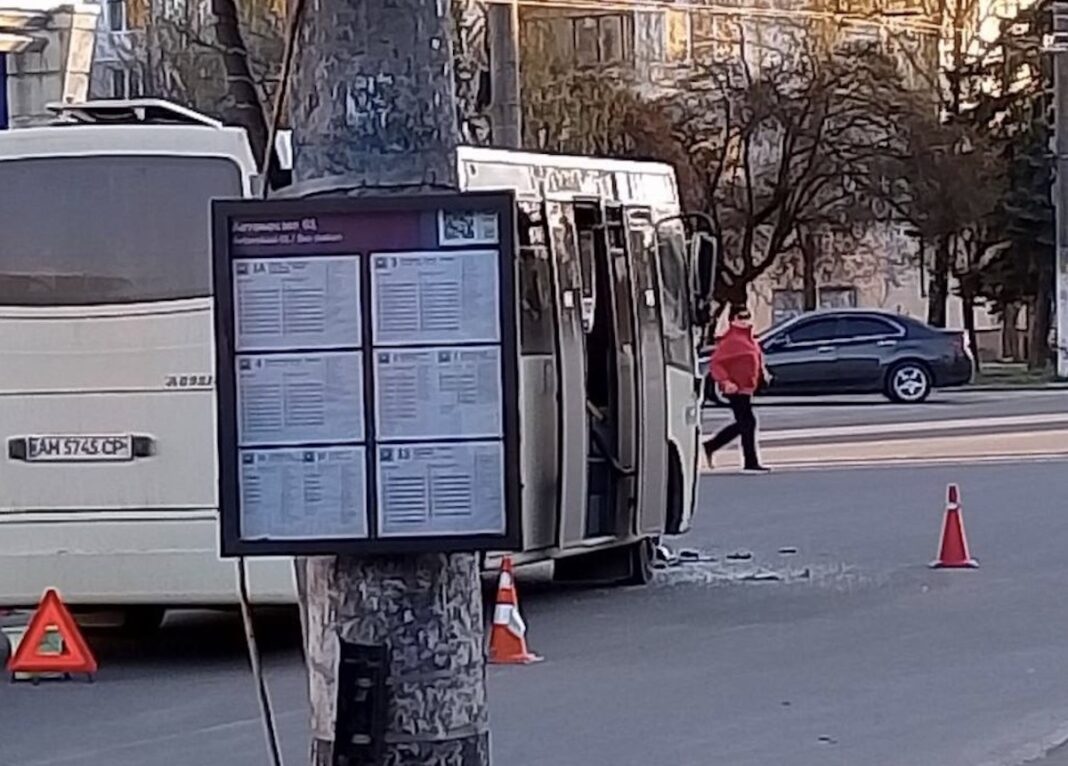 Наслідки дорожньо-транспортної пригоди біля вокзалу Житомира Пошкоджена біла маршрутка на місці ДТП поблизу зупинки громадського транспорту біля вокзалу у Житомирі