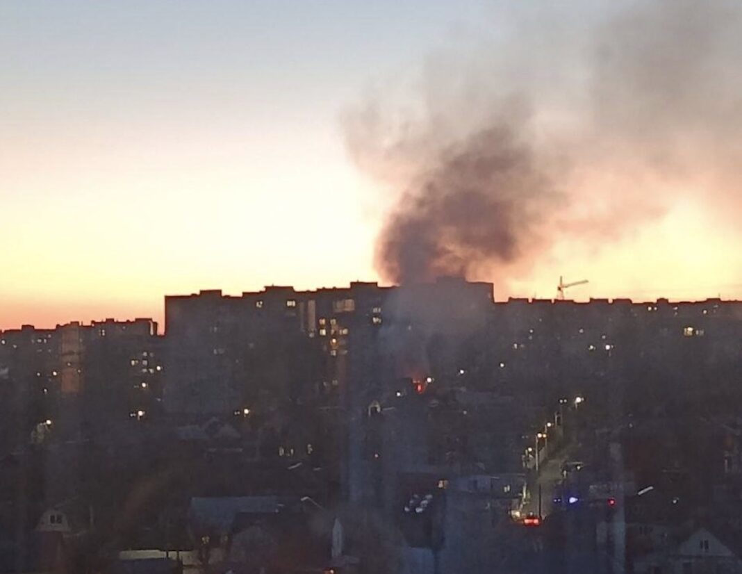 Пожежа в житловому масиві Житомира на вулиці Миколи Костриці Густий чорний дим від пожежі здіймається над багатоповерховими житловими будинками у Житомирі на тлі вечірнього неба