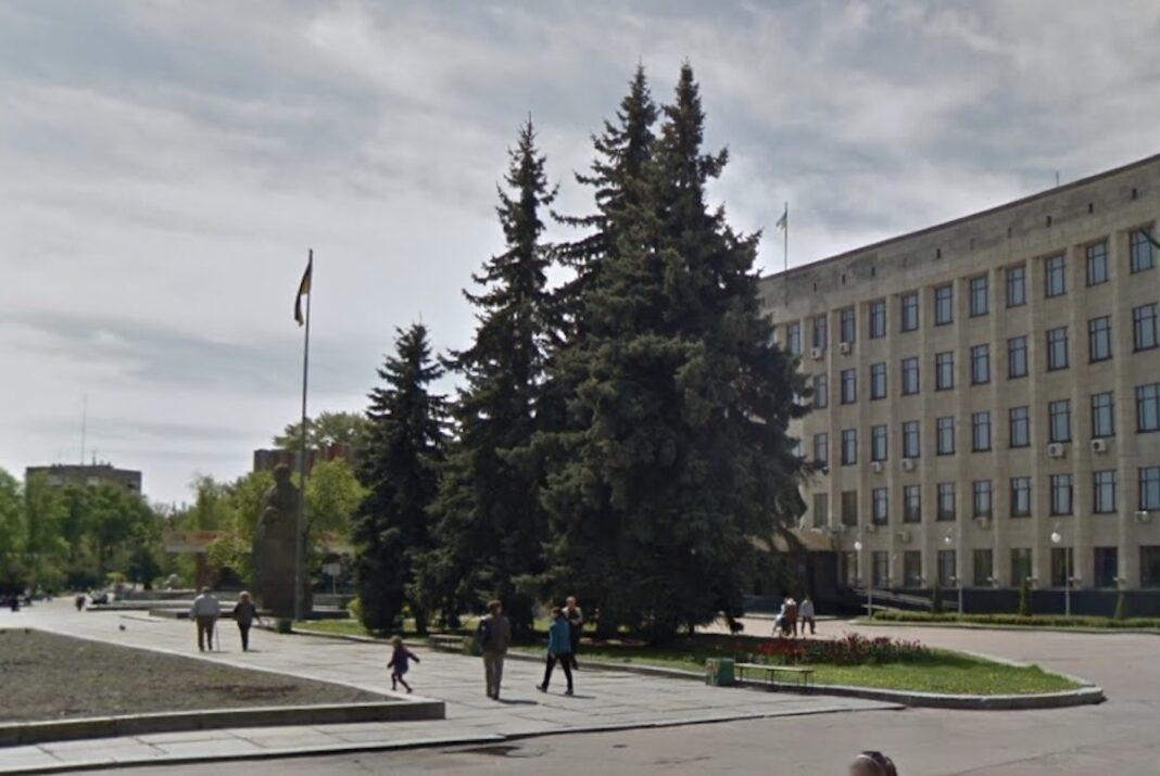 Ялинки біля Житомирської облради до початку всихання Архівне фото площі перед будівлею Житомирської облради, де ростуть високі зелені ялинки