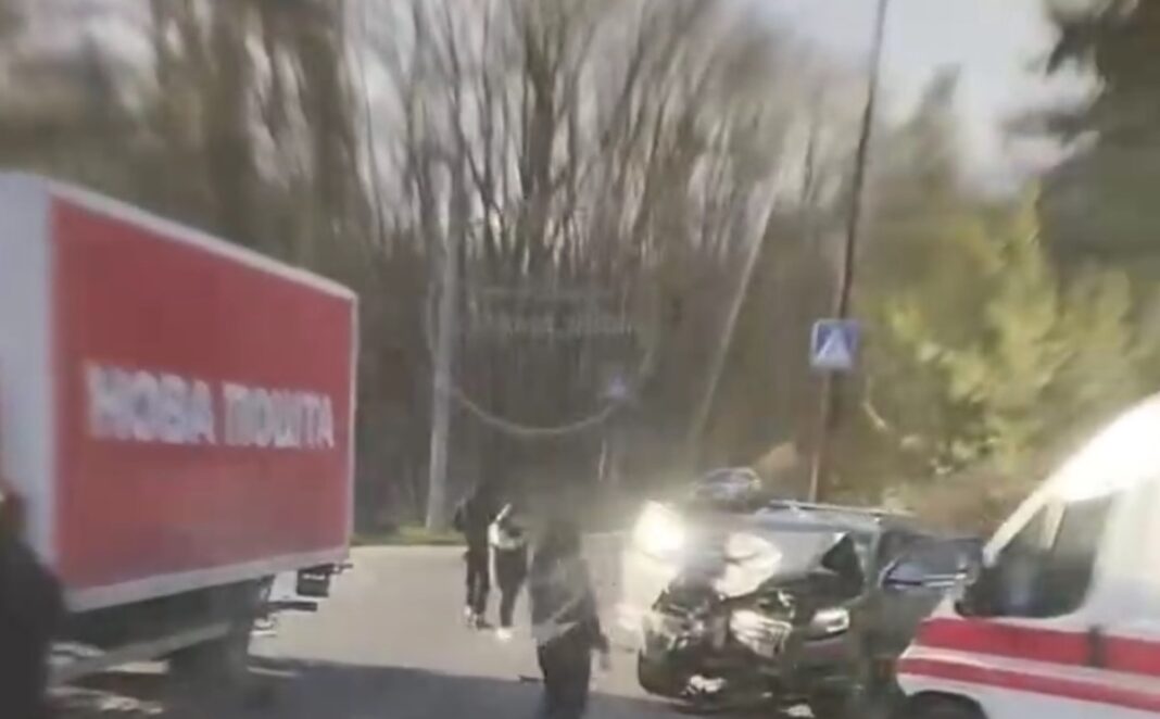На розмитому кадрі з місця ДТП біля Довжика видно розбитий темний позашляховик, вантажівку «Нової Пошти» та карету швидкої допомоги