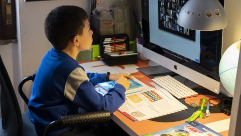 _navchannya_hlopchik_za_partoyu_pered_kompom_gettyimages_1216169765_cb921f759d828737344cd76adba4889d_480x270