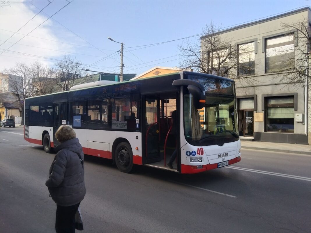 Великий біло-червоний міський автобус MAN зупинився на проїжджій частині у центрі Житомира.